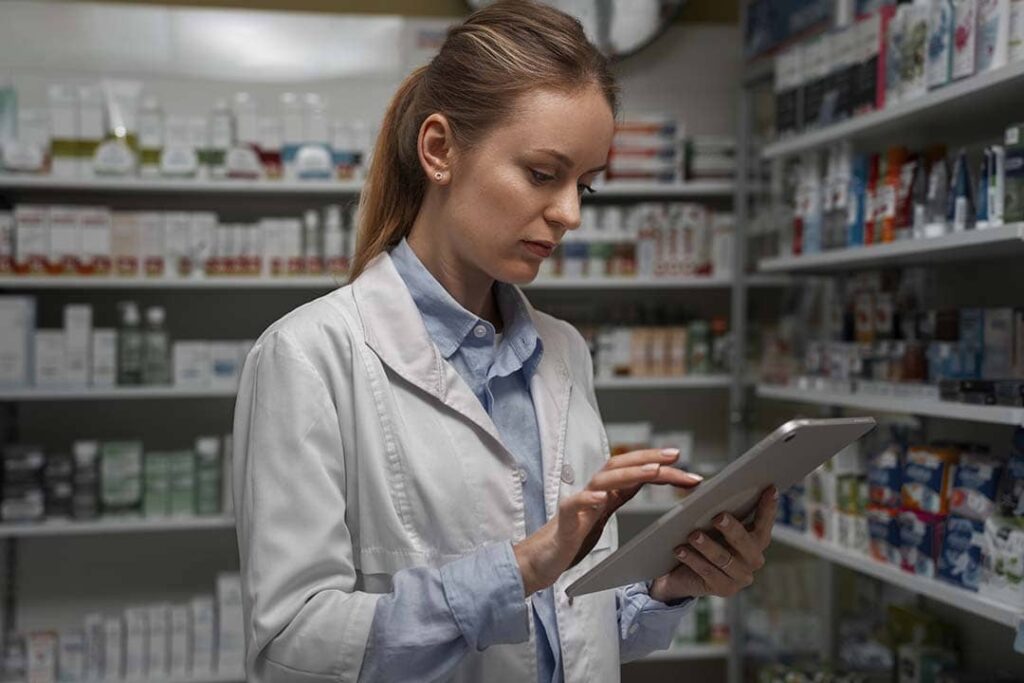 Laboratorio, farmacia y auxiliares (demanda en análisis y logística)